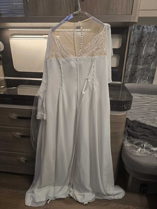 Vand rochie de mireasa cu tot cu voal care este nepurtat (M-L) marime rochie