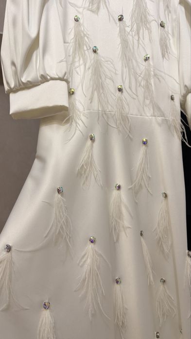 Платье с перьями