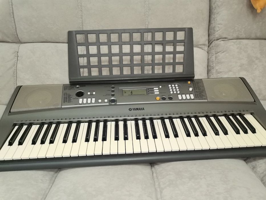Прожам синтезатор Yamaha PSR R300