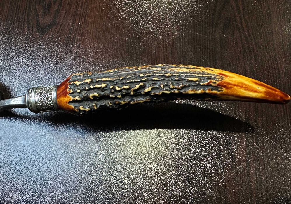 Античен поднос за трохи с гравиран елен и дръжка от еленов рог Винтидж