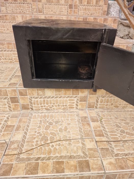 Сейф металически