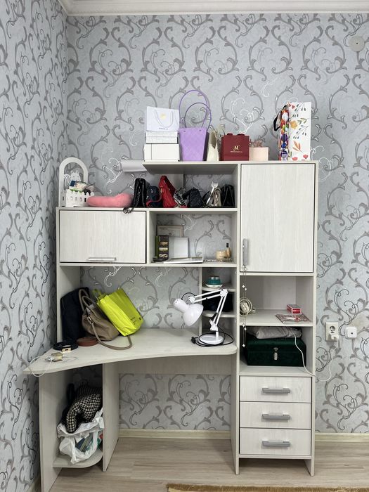 Письменный стол с полками