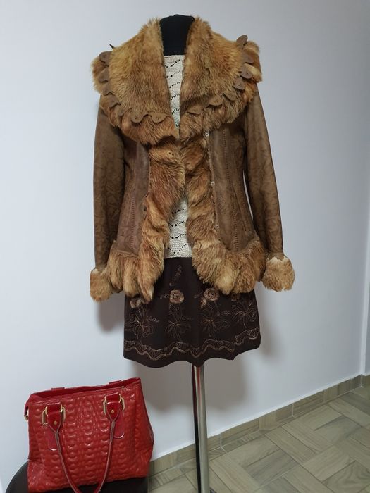 Fusta cu pliuri, material cu tinuta, cu flori cusute manual;