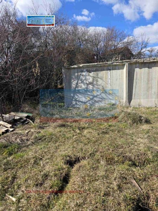 УПИ в с. Кошарево 420 м² със собствен водоизточник и 2 гаражни клетки