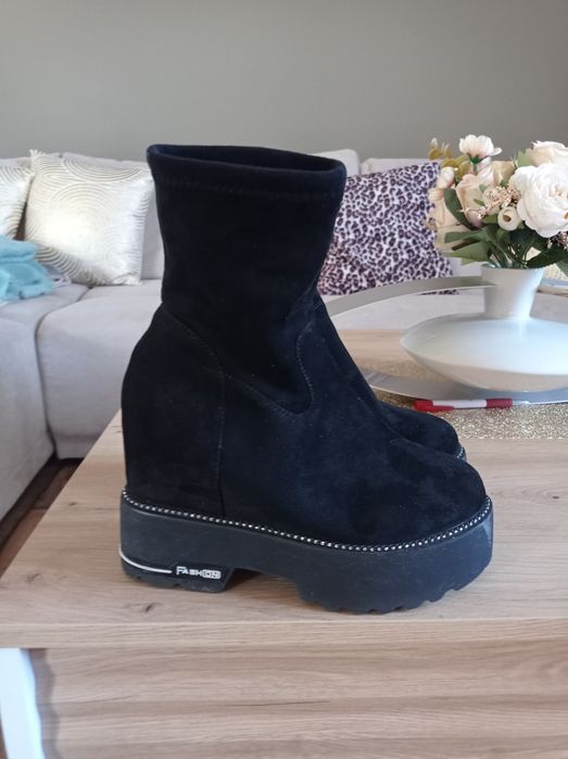 Дамски боти от естествен велур, размер 36. Слагани са един път, нераз