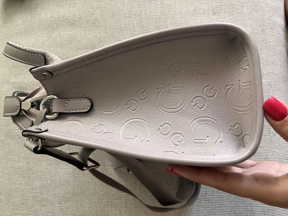 Нова Дамска Чанта Guess