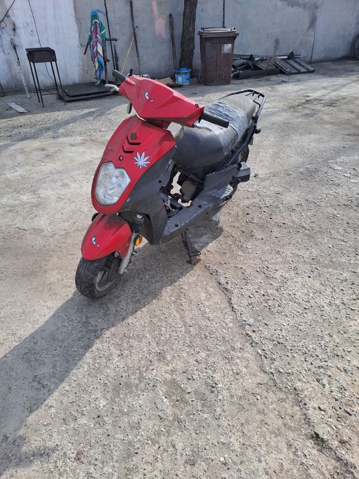 Vand 3 scutere 600 euro negociabil.