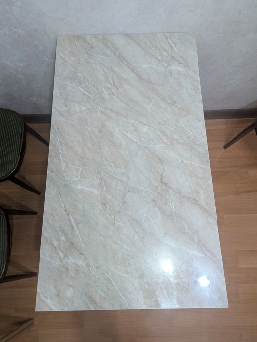 Стол кухонный. Из дерева с мраморным рисунком рисунком