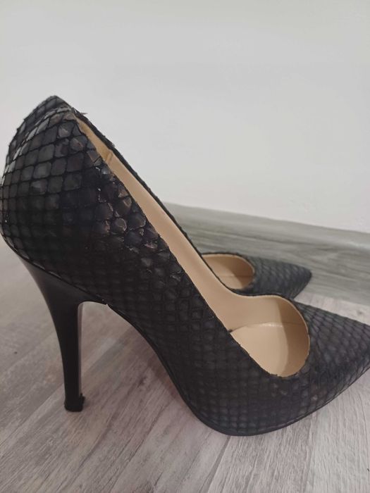Дамски обувки на висок ток