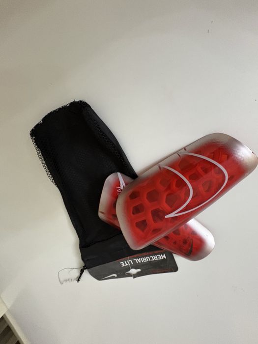 Щитки футбольные,для защиты коленного сустава и костей