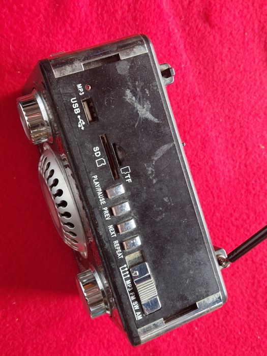 Boxa Bluetooth cu radio, lanternă,- Defectă