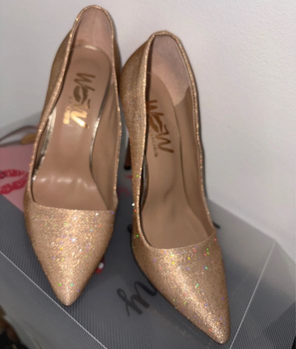 Pantofi stiletto superbi