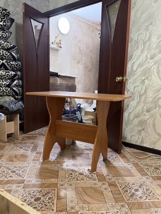 Продаю стол не сломанный