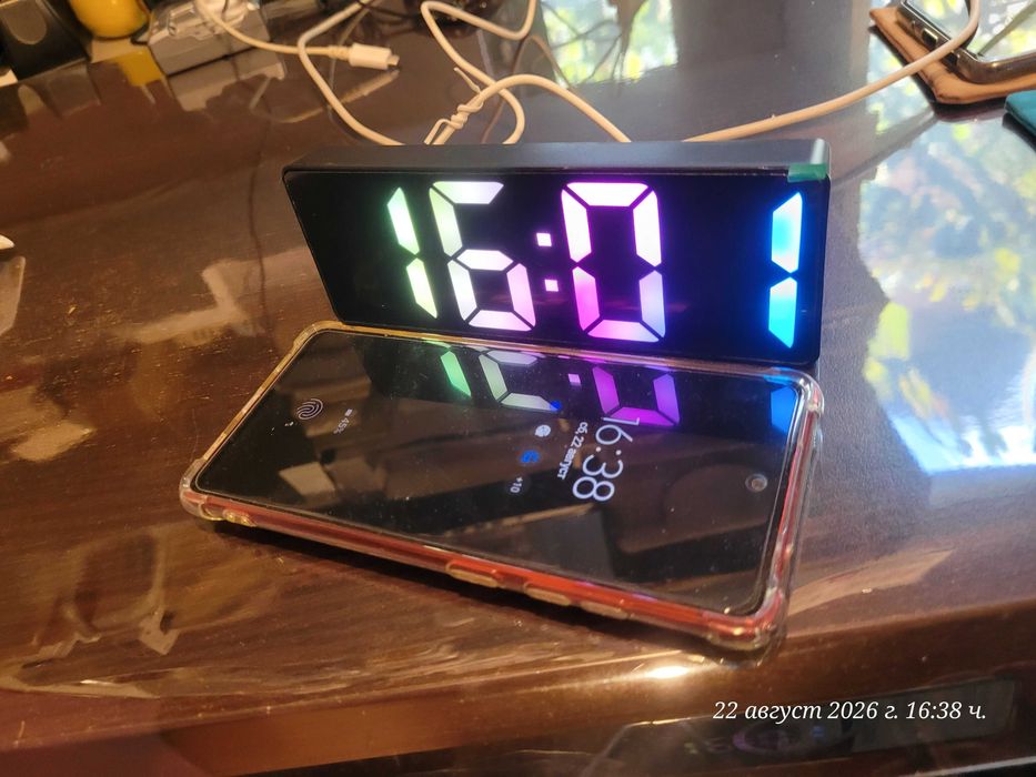LED будилник с многоцветен RGB дисплей и огледална повърхност