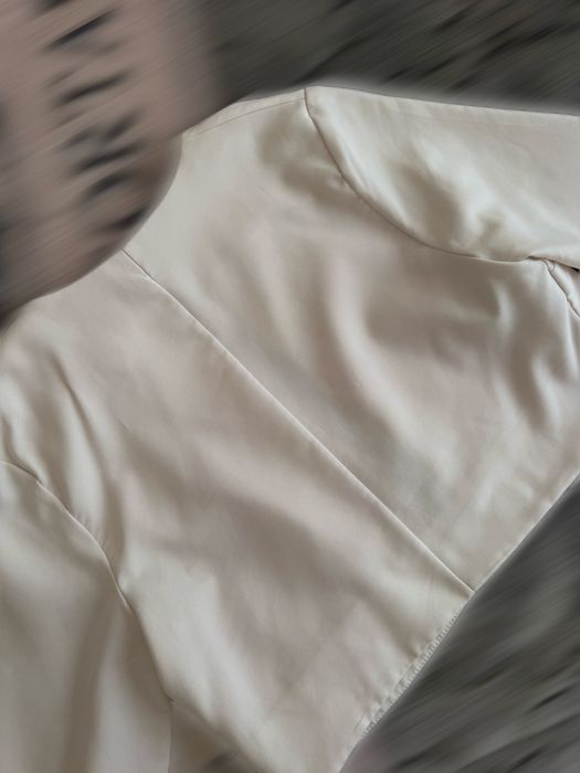 Бяло късо сако.