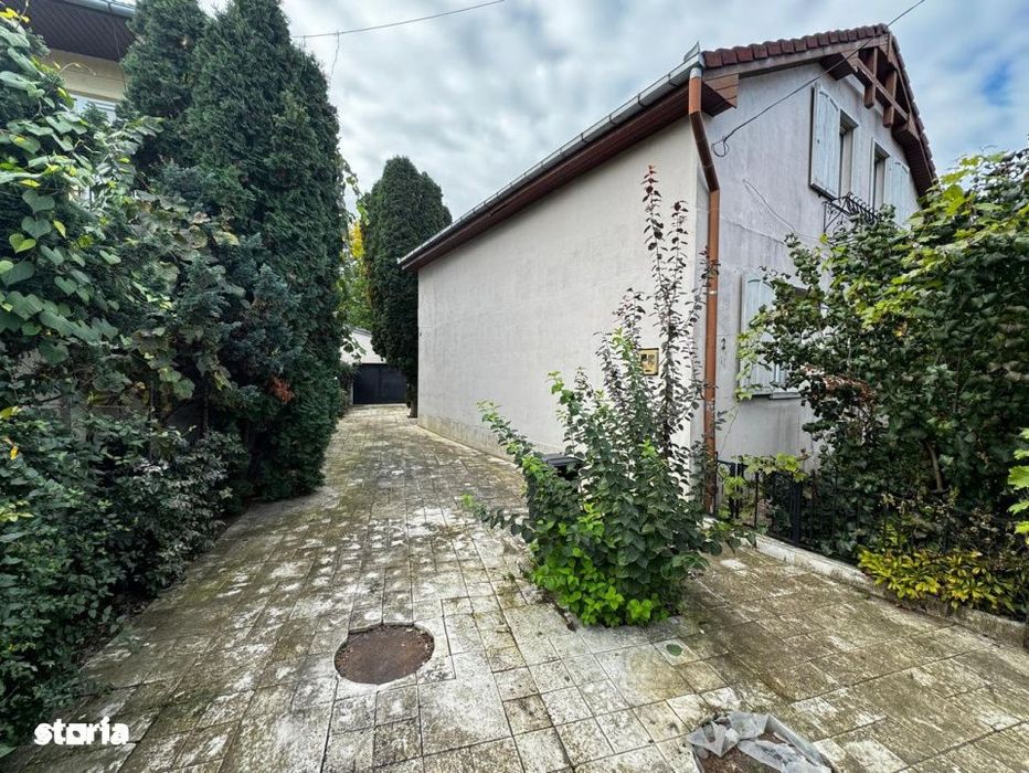 Casa spatioasa cu mansarda  zona Titulescu