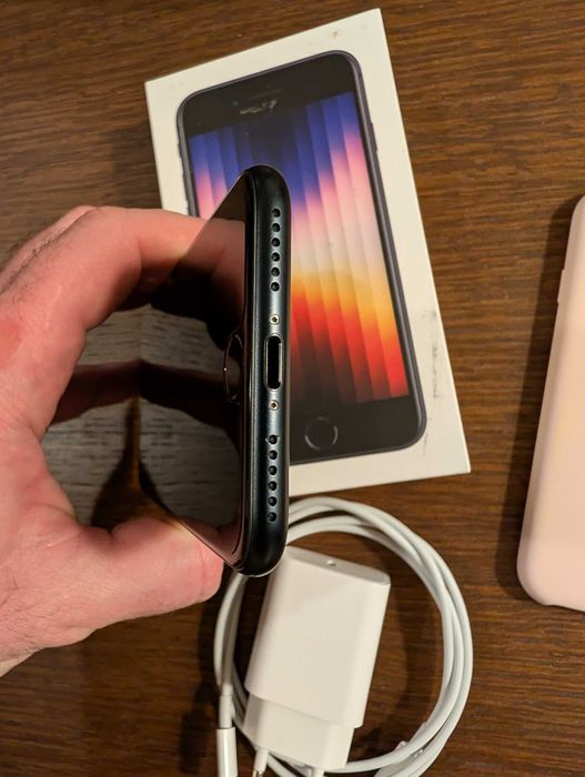iPhone SE gen 3, 64GB, 5G, Negru, Husa originala + incarcator si folie