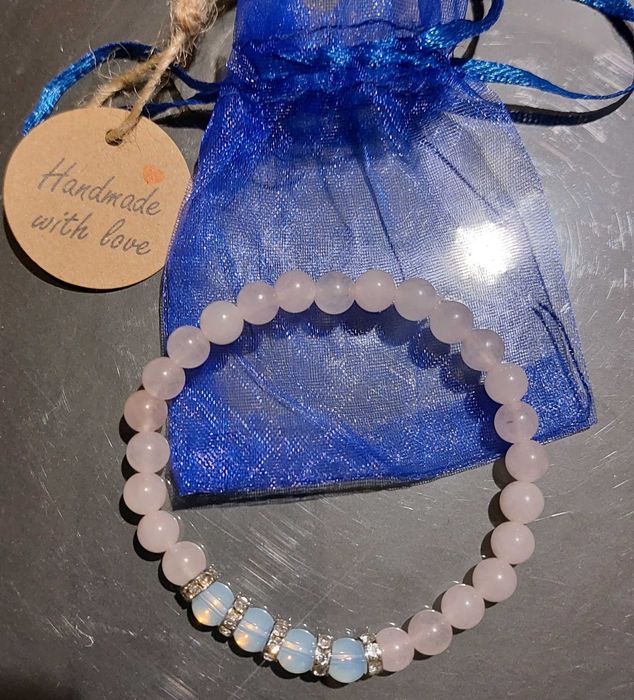 Гривни от естествени камъни