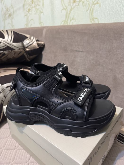 Сандали абсолютно новые