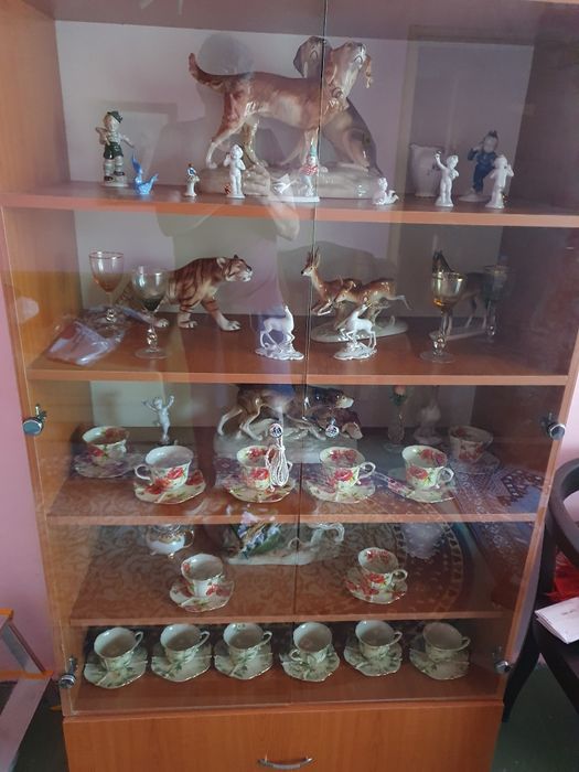 Vitrină cu bibelouri