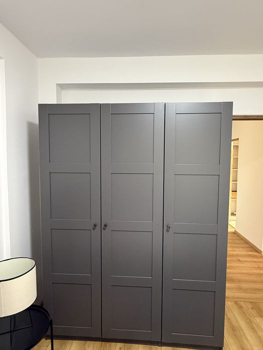 Vand mobilier și masina de spalat rufe verticala.
