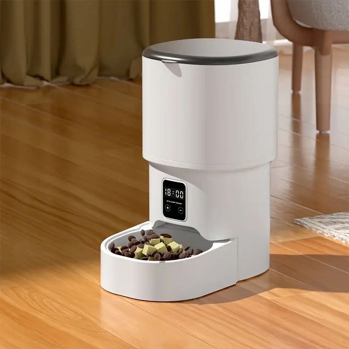 Автоматичен диспенсер за суха храна за котенца