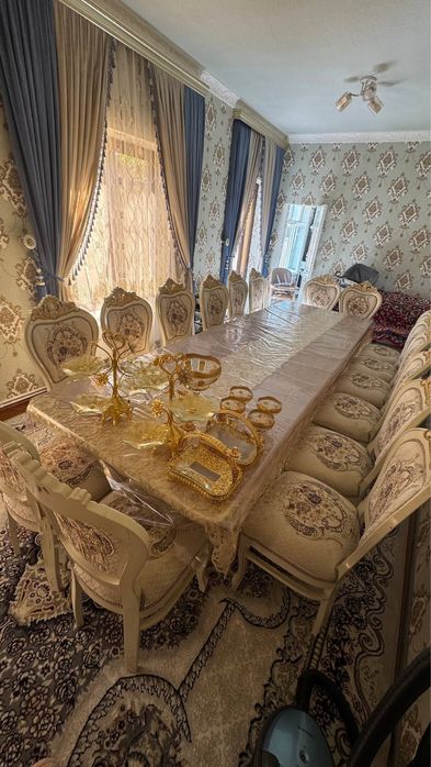 Продаётся стол стулья для гостинной.