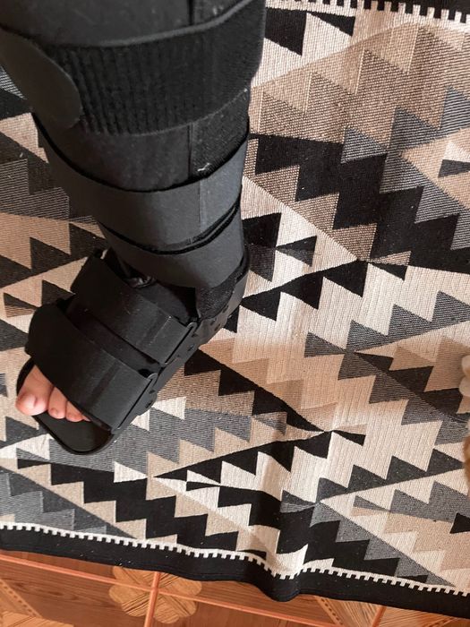 Orteză pentru a ține glezna fixa