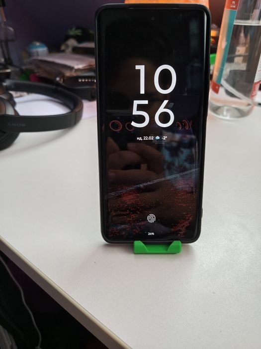 Мини стойка за телефон – малка, но изненадващо стабилна