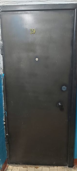 Продам входную дверь