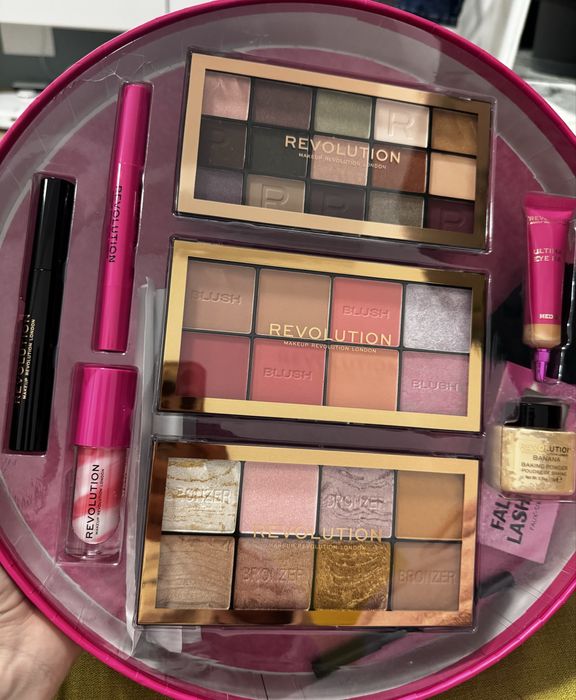 НОВ Козметичен сет Makeup Revolution – Supermodel Glow