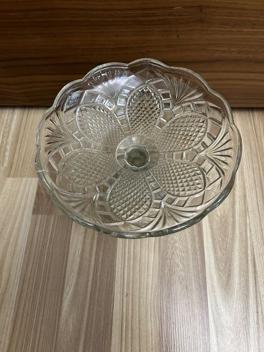 Ваза для фруктов на ножке