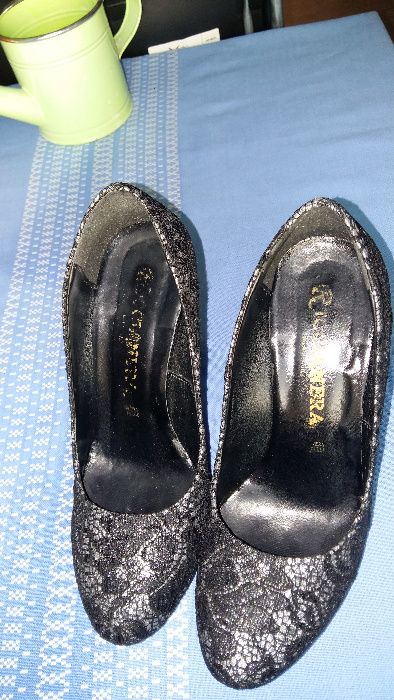 Продавам елегантни вечерни обувки