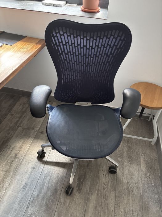Scaun Ergonomic Herman Miller -  Mirra 2 - albastru ultramarin. Stare excelenta.
