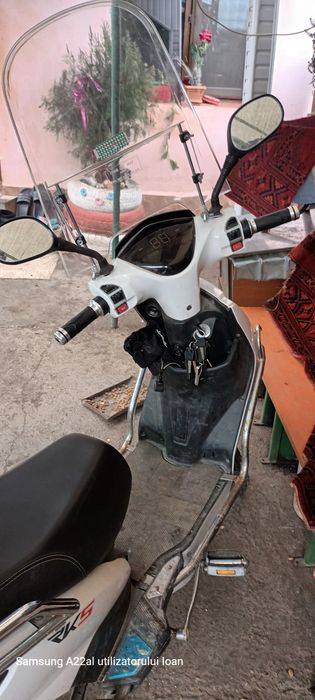 Scuter electric în stare bună și asigurat pe un an