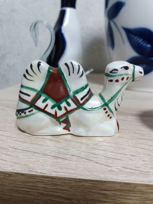 Статуэтки разные (фарфор, стекло).