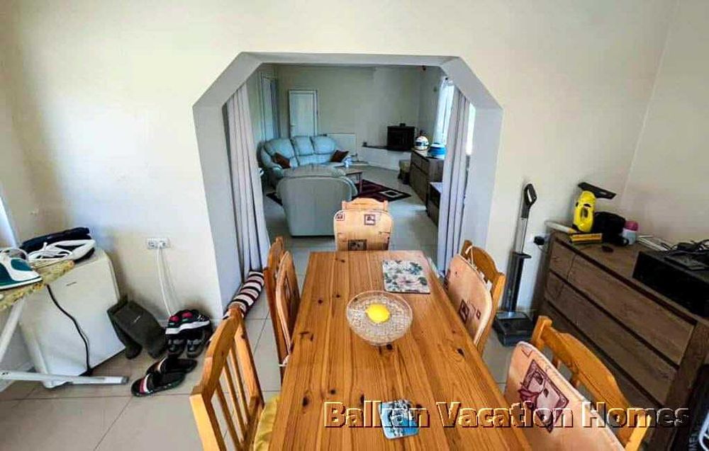 Триетажна къща с басейн и гледка море в Топола