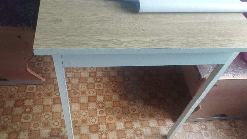 Отдам кровать полуторка, кухонный набор.