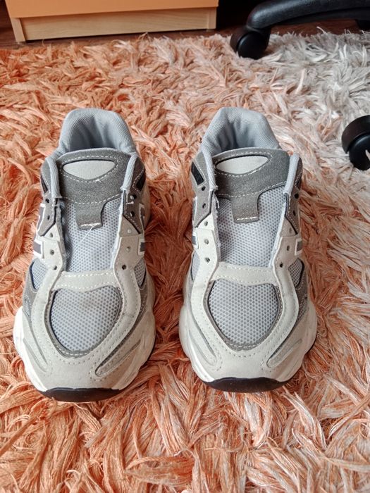 Продам женские кроссовки