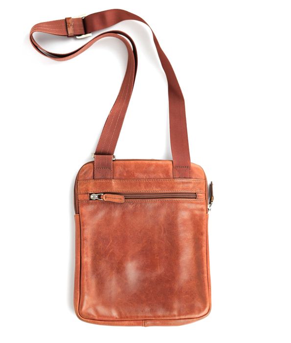 Нова разкошна мъжка кожена чанта на италианската марка Piquadro.