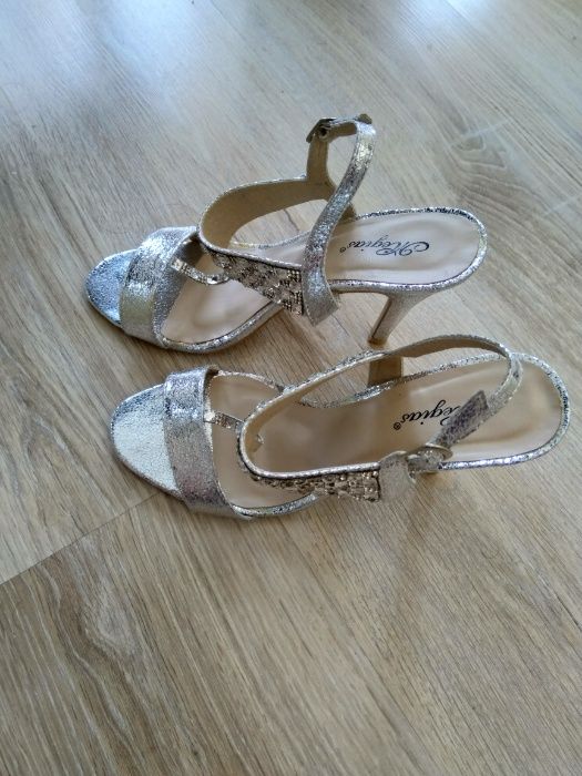 Официални сандали - в сребристо