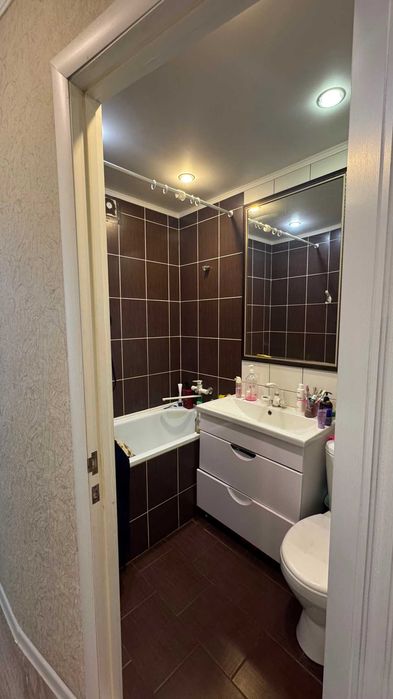 Продам 2 ком квартиру с ремонтом!