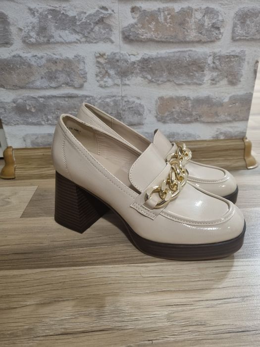 *НОВИ* Обувки с дебел ток