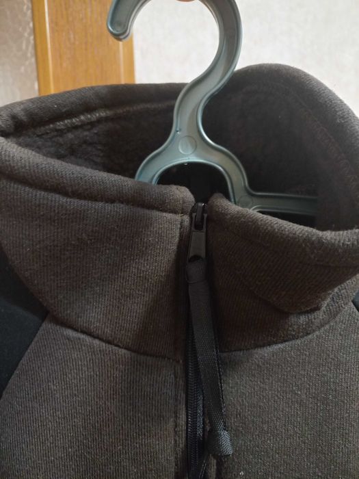 Пподается толстовка мужская на молнии