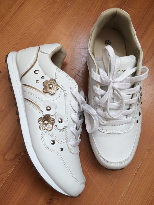 продам кроссовки