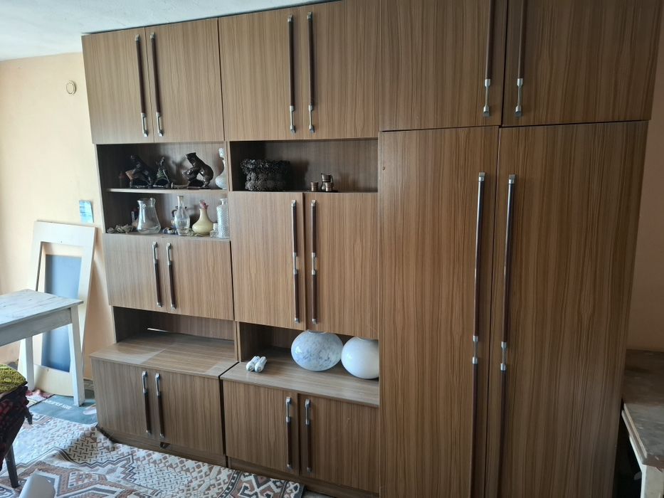 Мебел секция много запазена