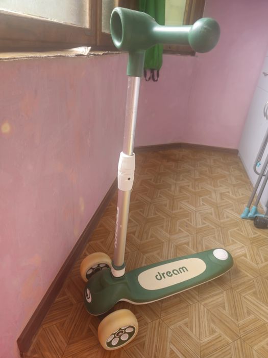 Самокат трехколесный