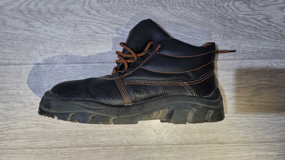 Продам рабочие ботинки