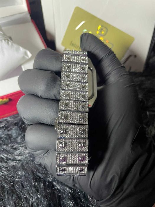 cartier iced out часовник