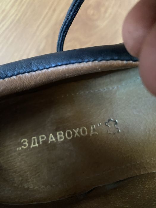 Обувките са от естествена кожа , носени 2-3 пъти.Малко ми стискат , за
